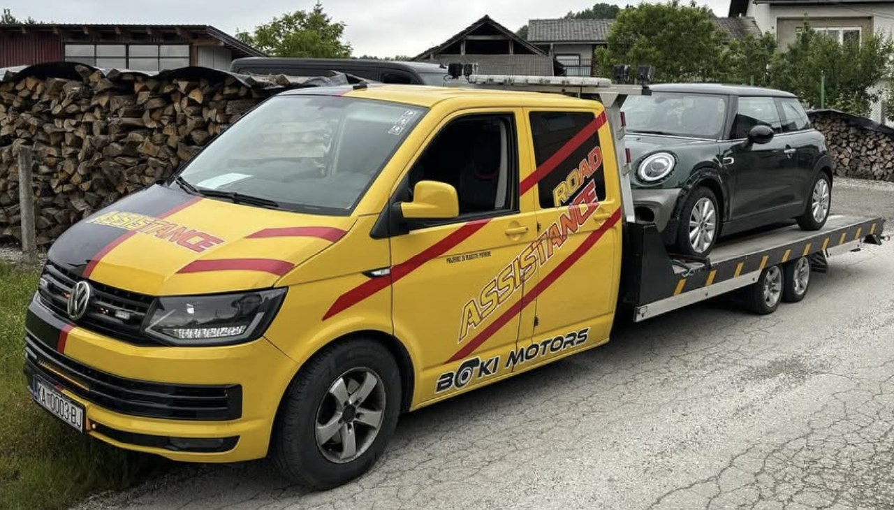 Boki Assistance VW Transporter vučno vozilo s osobnim automobilom na platformi